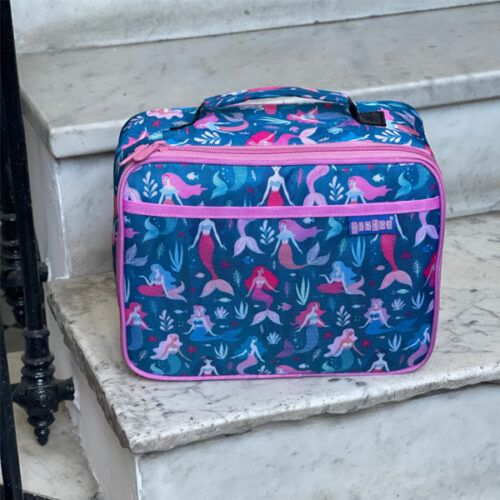 Bolsa térmica para guardar la fiambrera Yumbox con dibujos de sirenas.